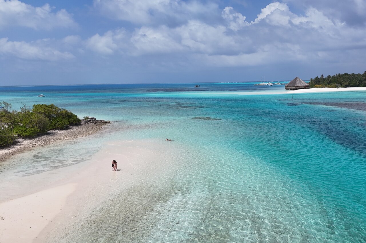 Ripresa con drone della laguna turchese cristallina bikini beach principale dell'isola locale di Dhiffushi