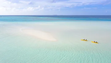 activity, drone-shot, sea - Vista aerea di due kayak gialli che navigano in acque turchesi cristalline vicino a un remoto banco di sabbia