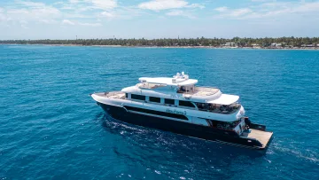 activity, drone-shot, luxury, sea - Vista aerea dello yacht Blue Force 3 in navigazione nell'oceano blu vicino alla costa di un'isola tropicale
