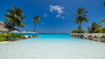 luxury, resort, sea, sky - Una splendida piscina a sfioro che si affaccia sull'oceano turchese con lettini e palme sotto un cielo azzurro.