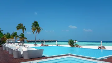 beach, luxury, relax, resort, sea - Splendida piscina a sfioro su una terrazza in legno affacciata su una spiaggia di sabbia bianca e mare turchese.