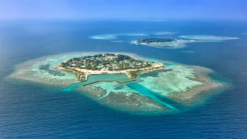 drone-shot, local-island - Prospettiva aerea dell'isola locale di Bodufolhudhoo nell'atollo di Alifu Alifu circondata da lagune turchesi.