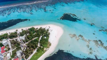 bikini-beach, drone-shot, local-island, nature, sea - Prospettiva aerea della costa sabbiosa e della laguna turchese che circonda l'isola di Dhangethi alle Maldive.