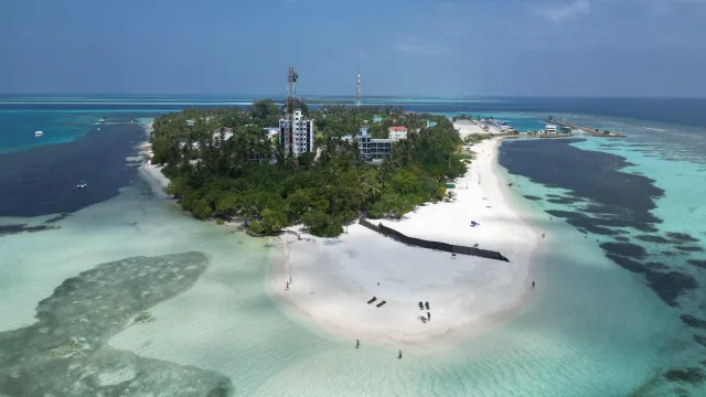 beach, bikini-beach, drone-shot, local-island, nature - Prospettiva aerea da drone che mostra la spiaggia di sabbia bianca, la vegetazione lussureggiante dell'isola Dhangethi.