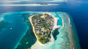 drone-shot, local-island, nature - Veduta aerea dall'alto dell'isola locale di Dhangethi, alle Maldive, con vista sul porto e la barriera.