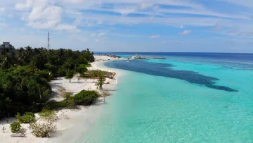 beach, drone-shot, local-island, nature, sea - Una splendida vista aerea della costa sabbiosa e della laguna turchese dell'isola locale di Dhangethi.