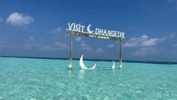 local-island, relax, sea - L'iconico cartello Visit Dhangethi e l'altalena a forma di luna installata nella laguna turchese dell'isola.
