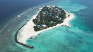 Ripresa aerea dall'alto dell'isola locale di Fulidhoo nell'atollo di Vaavu circondata da acque color turchese