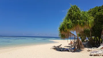 beach, bikini-beach, local-island, nature, relax - Spiaggia di sabbia bianca all'ombra sull'isola di Hangnaameedhoo, atollo di Alifu Dhaalu, con lettini e cielo blu.