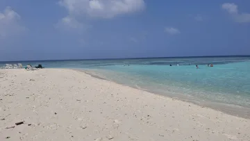 beach, bikini-beach, local-island, people - Giornata soleggiata sulla scenografica bikini beach di Hangnaameedhoo, atollo di Alifu Dhaalu, con mare turchese e bagnanti.