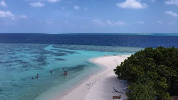 beach, bikini-beach, local-island, nature, people, sea - Veduta aerea della bikini beach di Hangnaameedhoo, atollo di Alifu Dhaalu, con turisti che nuotano nelle acque chiare