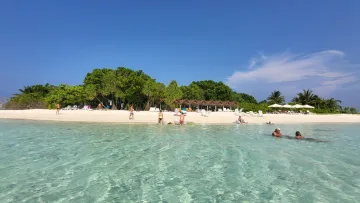 beach, bikini-beach, local-island, people, relax, sea - Turisti che si godono la spiaggia bikini con acqua turchese cristallina sull'isola di Hangnaameedhoo, atollo di Ari.