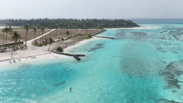 beach, bikini-beach, drone-shot, local-island, nature, sea - Veduta aerea da drone che mostra la spiaggia sabbiosa, le palme tropicali e la laguna turchese di Huraa, Atollo di Kaafu.