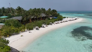 beach, drone-shot, local-island, nature, relax - Veduta aerea della serena bikini beach sull'isola di Huraa, atollo di Kaafu, con acque turchesi e palme.