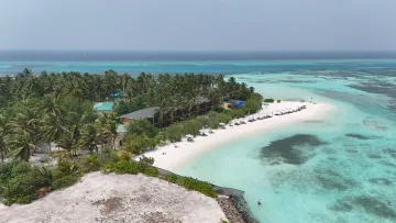 drone-shot, local-island - Prospettiva aerea della bikini beach sull'isola locale di Huraa nell'atollo di Kaafu, con acqua turchese.