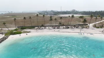 beach, bikini-beach, drone-shot, local-island, nature - Vista aerea della soleggiata Bikini Beach sull'isola locale di Huraa, nell'atollo di Kaafu, con acque turchesi.