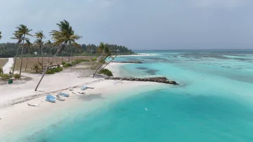 beach, bikini-beach, drone-shot, local-island, nature, relax, sea - Veduta aerea con drone della spiaggia bikini sull'isola locale di Huraa, atollo di Kaafu, con lettini e palme.