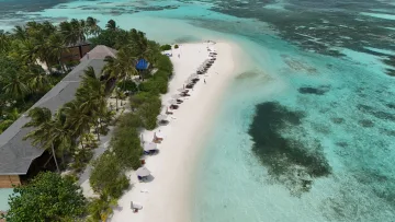 beach, drone-shot, local-island, nature, sea - Veduta aerea dall'alto della bikini beach di sabbia bianca sull'isola locale di Huraa, atollo di Kaafu, acqua turchese.