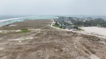 drone-shot, local-island - Veduta aerea dell'isola di Huraa nell'atollo di Kaafu, che mostra il villaggio locale, strade sterrate e la costa.
