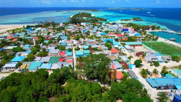 local-island, sky - Splendida vista aerea dell'isola locale di Huraa nell'atollo di Kaafu, circondata dalle acque color turchese della laguna.
