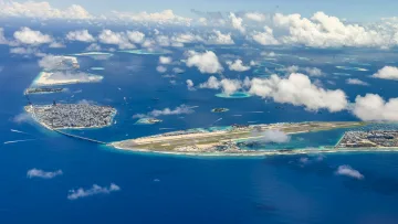 drone-shot, local-island - Veduta aerea della città di Male, l'isola dell'aeroporto e Hulhumale nell'atollo di Kaafu alle Maldive.