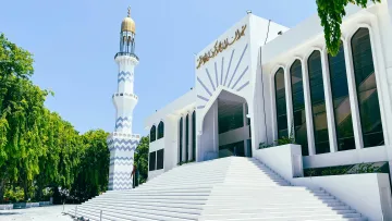 culture, local-island - Vista esterna della maestosa moschea bianca e del minareto a Male, nell'atollo di Kaafu alle Maldive.
