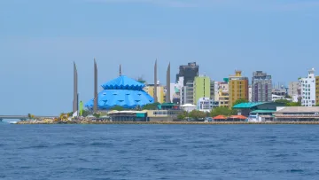 culture, local-island - Veduta della moderna Moschea King Salman con la sua iconica cupola blu a Male City, atollo di Kaafu, circondata da edifici cittadini.