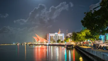 culture, local-island - Una vista notturna del porto di Male, capitale dell'atollo di Kaafu, con imbarcazioni ed edifici illuminati.