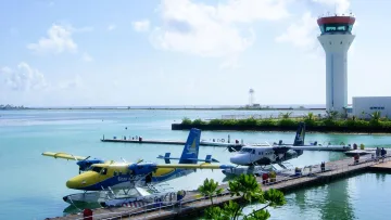 facilities, local-island - Due idrovolanti della Trans Maldivian Airways attraccati al terminal di Male, nell'atollo di Kaafu, con la torre di controllo.