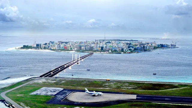 local-island - Veduta aerea dell'isola locale di Malé nell'atollo di Kaafu con il ponte Sinamale che collega l'aeroporto internazionale