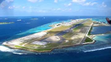 local-island - Vista aerea dell'Aeroporto Internazionale Velana sull'isola di Hulhule, nel Nord Male Atollo, circondato dal mare.
