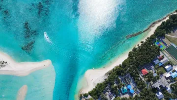 bikini-beach, drone-shot, local-island, sea - Splendida ripresa aerea con drone dell'isola di Mathiveri nell'atollo di Alifu Alifu, con laguna turchese e spiaggia.