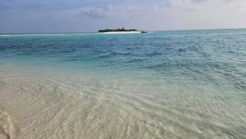 beach, local-island, sea - Una bellissima vista della lingua di sabbia dell'isola di Mathiveri nell'atollo di Alifu circondata dal mare turchese.