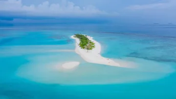 drone-shot, local-island, sea - Vista aerea del lungo banco di sabbia vicino all'isola di Mathiveri nell'atollo di Alifu Alifu circondato dall'oceano