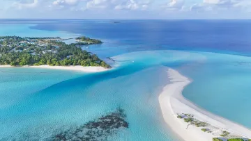 beach, bikini-beach, drone-shot, local-island, sea - Splendida veduta aerea col drone dell'isola locale di Mathiveri e della sua lingua di sabbia nell'atollo di Ari Nord.