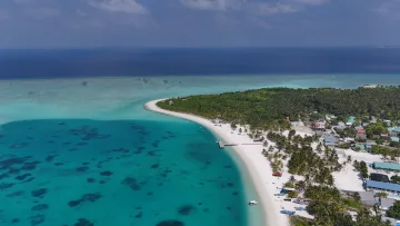 beach, drone-shot, local-island, nature, sea - Vista aerea con drone della spiaggia di sabbia bianca e del villaggio locale sull'isola di Nolhivaranfaru, atollo di Haa Dhaalu, Maldive.