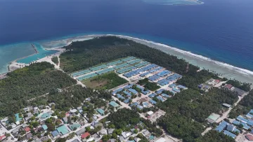 drone-shot, local-island - Veduta aerea dell'isola locale di Nolhivaranfaru nell'atollo di Haa Dhaalu, Maldive, con case e costa tropicale