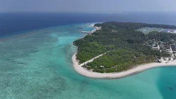 drone-shot, local-island - Incredibile vista aerea dell'isola di Nolhivaranfaru nell'atollo di Haa Dhaalu, con spiagge bianche e laguna turchese.