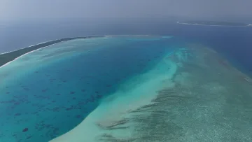 drone-shot, local-island, sea - Una splendida vista aerea della laguna turchese e del verde rigoglioso dell'isola di Nolhivaranfaru nell'atollo Haa Dhaalu.