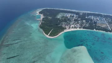 drone-shot, local-island, sea - Veduta aerea dall'alto dell'isola di Nolhivaranfaru nell'atollo di Haa Dhaalu, Maldive, con laguna e barriera