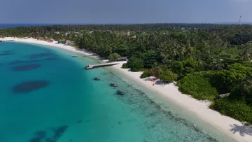 beach, bikini-beach, drone-shot, local-island, nature - Veduta aerea con drone della spiaggia bianca e laguna turchese di Nolhivaranfaru nell'atollo di Haa Dhaalu.