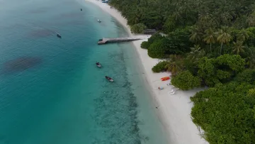 beach, bikini-beach, drone-shot, local-island, sea - Ripresa aerea col drone della spiaggia di sabbia bianca e laguna turchese dell'isola di Nolhivaranfaru, atollo di Haa Dhaalu