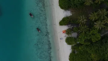 beach, drone-shot, local-island, nature, sea - Ripresa aerea col drone della spiaggia bianca di Nolhivaranfaru, Atollo di Haa Dhaalu, con acque turchesi e barche.