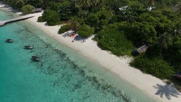 beach, bikini-beach, drone-shot, local-island - Ripresa aerea dall'alto della spiaggia di sabbia bianca a Nolhivaranfaru, atollo di Haa Dhaalu, con barche in mare.