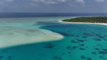 drone-shot, local-island, sea - Veduta aerea di un banco di sabbia bianca circondato dalla laguna turchese di Nolhivaranfaru, atollo Haa Dhaalu Maldive