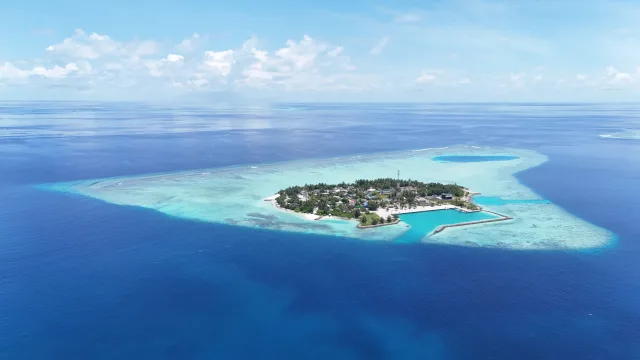 drone-shot, local-island, nature, sea - Splendida veduta aerea col drone di Rakeedhoo, isola locale nell'atollo di Vaavu, circondata da una laguna turchese