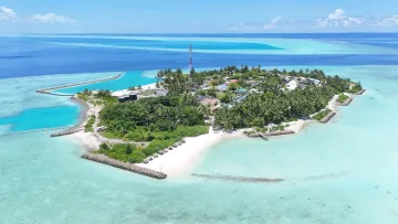 bikini-beach, drone-shot, local-island, nature - Una veduta aerea dall'alto dell'isola locale di Rakeedhoo nell'atollo di Vaavu, con vegetazione e spiaggia.