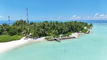 drone-shot, local-island, nature, sea - Ripresa aerea col drone dell'isola locale di Rakeedhoo nell'atollo di Vaavu, con palme, pontile e acque turchesi.