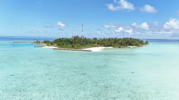 drone-shot, local-island, nature, sea - Veduta dal drone dell'isola locale di Rakeedhoo nell'atollo di Vaavu, con spiagge bianche, palme e laguna turchese.
