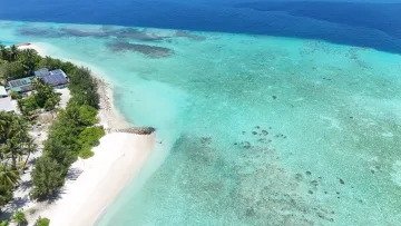 beach, drone-shot, local-island, sea - Splendida veduta aerea dell'isola locale di Rakeedhoo nell'atollo di Vaavu con spiaggia bianca e laguna cristallina